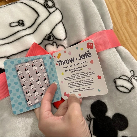 NWT! Mickey & Minnie Blanket - Picture 3 of 5